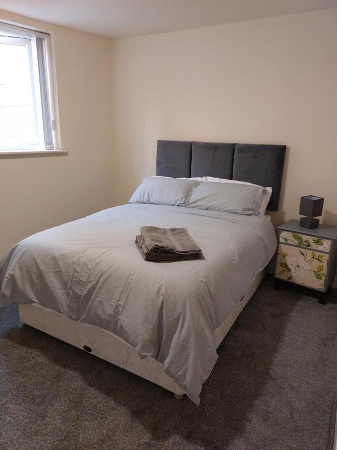 2 Large Bedroom Apartment- Wifi & Parking 弗利特伍德 外观 照片