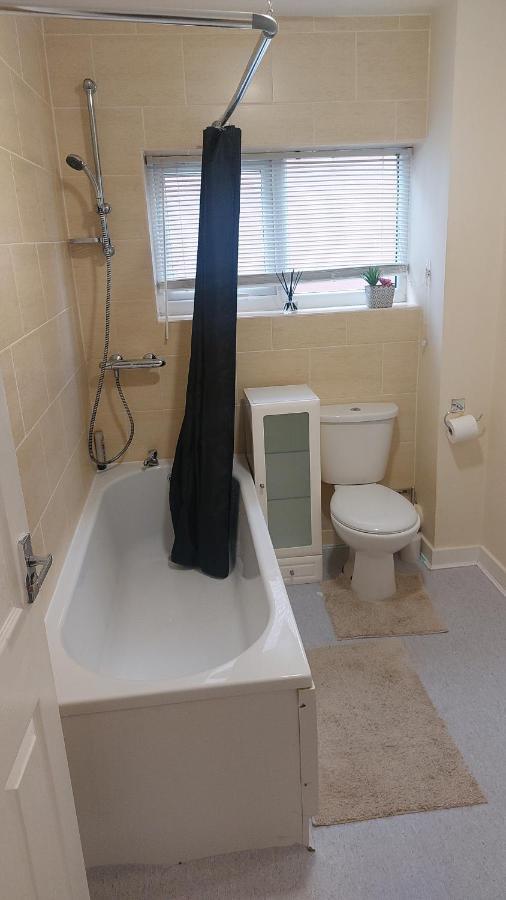 2 Large Bedroom Apartment- Wifi & Parking 弗利特伍德 外观 照片
